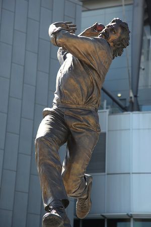 데니스 릴리는 이 경기장에서 82개의 위켓을 따내 최다 위켓 기록을 보유하고 있다. 사진은 MCG에 있는 그의 동상이다.