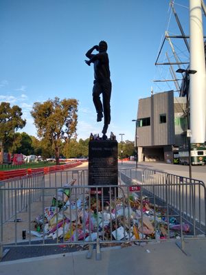 워네가 사망한 후 MCG 밖에 있는 워네의 동상은 임시 추모비가 되었다.