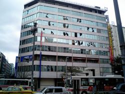 후쿠오카시 번화가에 위치한 후쿠오카 빌딩. 지진으로 인해 빌딩 창문 유리가 깨져 지면으로 쏟아졌다.