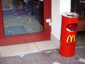 상단에 재떨이가 장착된 쓰레기통.