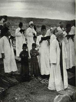 유월절 다음 주 내내 사마리아인들은 그리심 산에 진을 쳤다. 진영 마지막 날 새벽, 그들은 신성한 산 정상으로 순례를 시작한다. 그러나 이 순례를 시작하기 전에, 남자들은 옷을 펴고 침묵 속에서 신조와 창조 이야기를 반복한 후, 큰 소리로 창세기와 출애굽기의 4분의 1을 읽고, 유월절과 이집트 탈출 이야기로 끝맺는다. — 존 D. 휘팅(John D. Whiting), 내셔널 지오그래픽 매거진, 1920년 1월