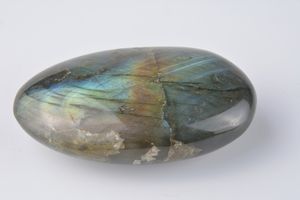 회색 래브라도라이트의 이리데센스 효과