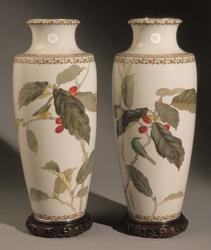 안도 주베이(安藤寿兵衛)의 황실 꽃병. 일본 황실의 국화 문장(Imperial Seal of Japan)을 사용하고, 모리아게(盛り上げ) 기법으로 디자인을 약간 입체적으로 표현하였다. (Khalili Collection of Japanese Art)