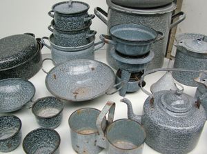 1950년대에 인기 있었던 네덜란드 DRU 공장의 대표적인 법랑 조리 기구인 회색 구름