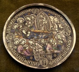 바스 태일 기법의 성모 승천 메달리온, 일부가 떨어져 나감