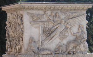 안토니누스 피우스 황제(161년 사망)와 그의 부인 파우스티나 대제의 신격화, 로마의 안토니누스 피우스 기둥 기단