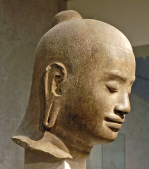 부처/왕 자야바르만 7세; 아마도 왕실 초상화로 여겨지지만 부처의 속성을 지니고 있다.