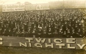 1913년 엘름 파크(경기장)에서 열린 레딩 경기의 팬들