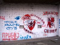 베오그라드 스타디온 츠르베나 즈베즈다에 있는 벽화. 올림피아코스와 레드 스타 베오그라드 팬들 간의 형제애를 보여준다.