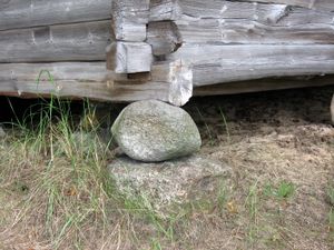 가장 간단한 기초, 받침돌. 라트비아 민족지학 야외 박물관