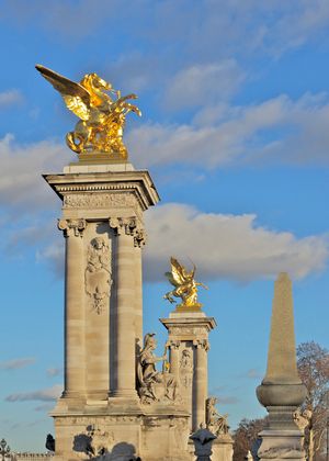 받침대(건축)의 추가 무게에 있는 금박을 입힌 페메(Fame) 조각상