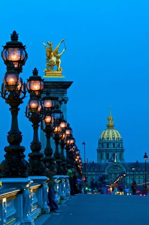 레지옹 도뇌르 궁전의 돔을 향해 바라본 황혼의 풍경