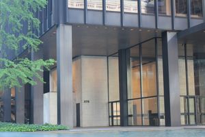 로비 북서쪽 모퉁이의 기둥 모습