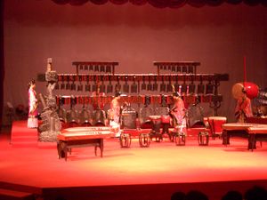 증의후의 편종 복제품 연주(후베이성 박물관)