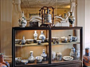 청나라 강희제(1661~1722) 시대의 다양한 자기 제품 모음. 상단 중앙에 자기 편종이 보인다.