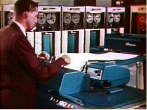 합병 정렬은 자기 테이프와 같은 순차 접근 저장 장치를 사용하여 메모리에 담기 힘든 대용량 데이터를 정렬하는 데 효과적이었다. 사진은 IBM 729 자기 테이프 드라이브이다.