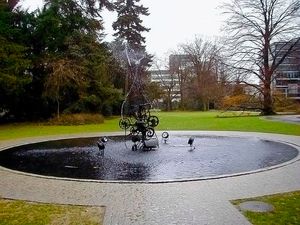 바젤(Basel)에 있는 팅겔리 미술관(Tinguely Museum) 앞의 팅겔리 분수
