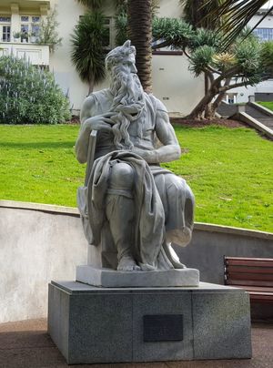 뉴질랜드 오클랜드의 마이어스 공원에 있는 모세상 복제품