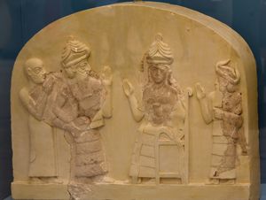 라가시(Lagash)의 통치자 구데아의 닌기르수 신전에 바친 기념비: 닌기시즈다(Ningishzida)가 왕좌에 앉은 신 앞으로 구데아를 인도하는 모습. 이라크 기르수 출토. 기원전 2144-2124년. 이스탄불 고대 동양 박물관