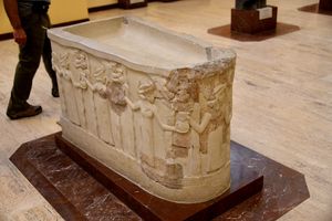 닌기르수 신전에 구데아가 헌납한 성스러운 대야. 이라크 기르수 출토. 기원전 2144-2122년. 이스탄불 고대 동양 박물관