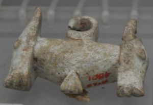 베트남에서 발견된 사후인 문화의 백색 비취 령령오 쌍두형 목걸이