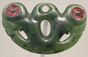 마오리족의 녹색 옥석으로 만든 양면 머리 장식(pekapeka), 뉴질랜드산