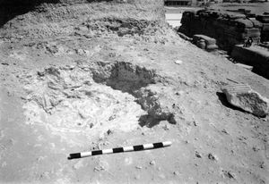 스핑크스 목덜미 뒤의 페링의 구멍. 오른쪽에는 머리 장식의 일부가 보인다