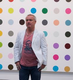 데이미언 허스트. 배경은 《스팟 페인팅》의 한 작품