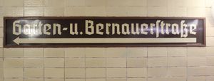 베르나우어 거리(베르나우어 슈트라세) 방향 표지판, 긴 s와 가  리가처로 쓰여 있음
