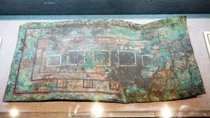 금과 은이 추가된 에칭된 구리판