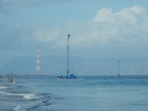 메시나 어부들이 전갱이를 사냥하는 데 사용하는 전형적인 배인 펠루카(Felucca)