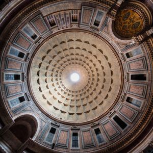 판테온 돔. 케이슨(coffer)으로 장식된 돔은 중앙의 오쿨루스(oculus)를 통해 주된 자연 채광을 받습니다.