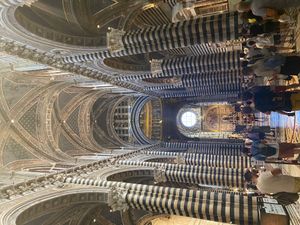 시에나 대성당 내부; 줄무늬 기둥, 장식 천장, 조각 부조와 대리석 바닥이 특징이다