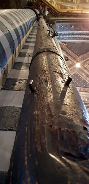 ft}} 높이의 깃대 중 하나. 몬타페르티 전투(1260년)에서 시에나의 스파이였던 보카 델리 아바티는 피렌체 깃발을 떨어뜨려 피렌체 병사들에게 공황을 일으키고 결국 패배하게 만들었다.