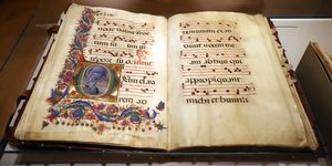 서고에 전시된 수많은 삽화가 들어간 시편 중 하나