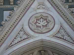 산타 크로체 성당의 파사드에 있는 프란치스코의 상징