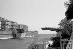 1887년에 건설된 회전교인 폰테 지레볼레(Ponte Girevole)의 두 개의 교각이 큰 배를 위해 수로를 열기 위해 회전하는 모습