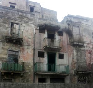 네 개의 피타지를 나누는 십자형을 이루는 비아 디 메쪼(Via di Mezzo)의 오래되고 낡은 건물들