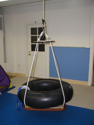 어린이 작업치료에 사용되는 타이어 플랫폼 스윙