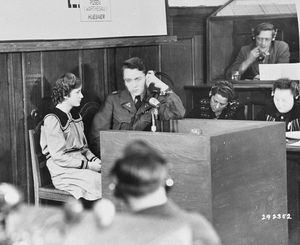 리디체에서 납치된 어린이 중 한 명인 마리에 수피코바가 루SHA 재판에서 증언하고 있다.