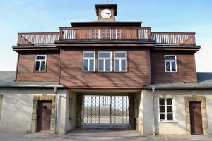 오후 3시 15분은 수용소가 해방된 시간이며, 정문 시계의 영구적인 시간이다.