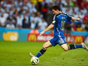 아디다스 후원을 받는 리오넬 메시(Lionel Messi)가 2014년 FIFA 월드컵 결승전에서 슛을 준비하고 있다.