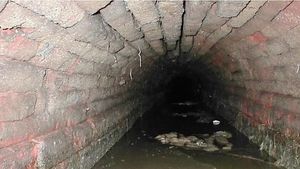 파비아 역사 지구의 거리 아래를 지나는 로마 하수도의 한 구간