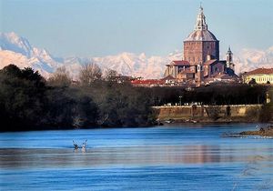  티치노 강(Ticino river), 도시 하류. 배경에는 파비아 대성당(Pavia Cathedral)의 돔과 몬테 로사(Monte Rosa)가 보인다.