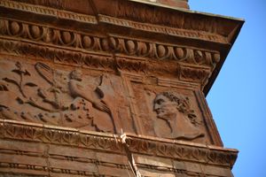 카르미날리 보티겔라 궁전 (1490-1499), 정면 장식의 세부 사항