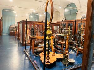 파비아 대학교 역사 박물관, 18세기와 19세기의 화학 및 물리학 연구 도구 모음, 일부는 알레산드로 볼타 소유