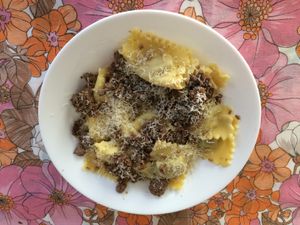 파베세식 스튜 소스를 곁들인 파베세 아뇰로티