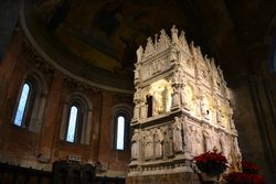 산 피에트로 인 치엘 도로 교회 안에 있는 성 아우구스티누스의 묘