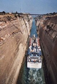 코린토스 운하를 통과하는 배