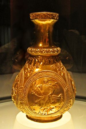 나지센트미클로스의 보물에서 나온 금으로 장식된 항아리는 포로를 잡은 전사를 묘사하고 있다. 전문가들은 이 전사가 카자르인지, 판노니아 아바르인지, 혹은 불가르인인지에 대해 의견이 일치하지 않는다.